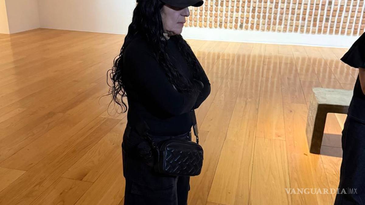 Exhibe Marco obras realizadas con prendas ensangrentadas de víctimas de feminicidio