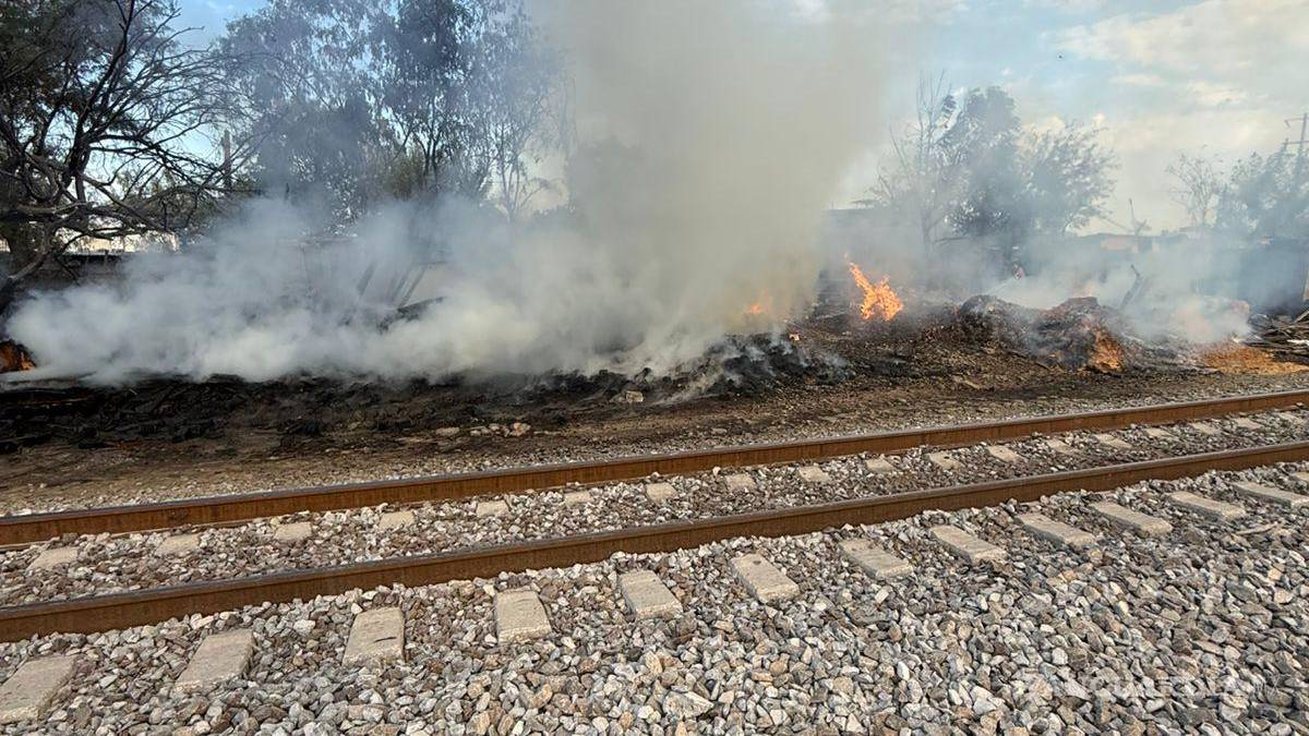Incendio de tarimas provoca evacuación de 30 personas en Nuevo León