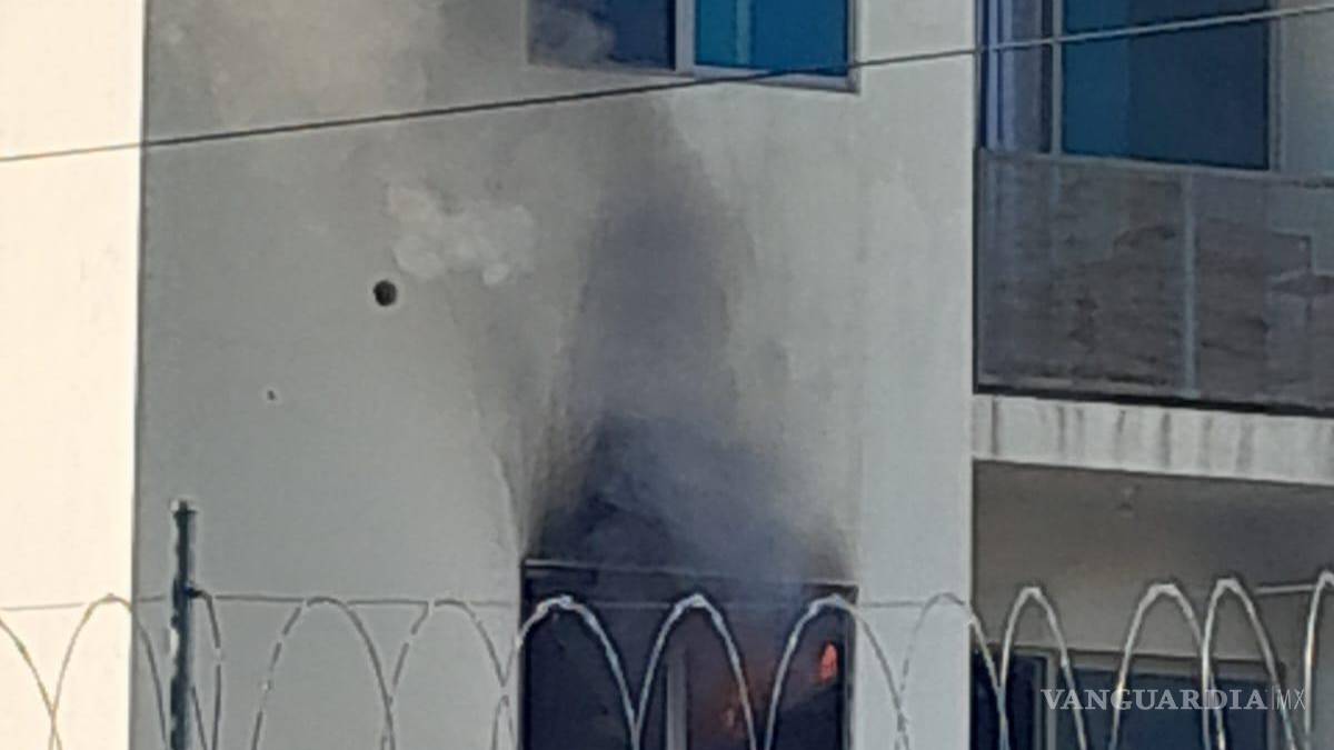 Incendio en edificio de departamentos en Monterrey deja una persona fallecida