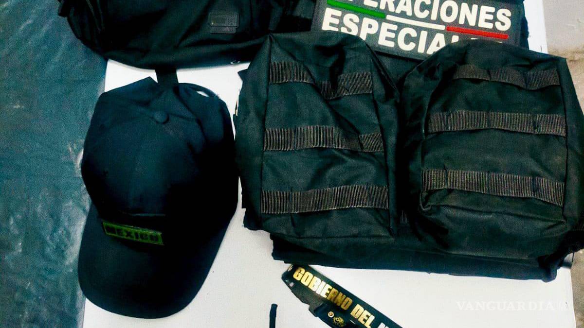 Cae joven que se hacía pasar por policía y vestía chaleco con la leyenda “Operaciones especiales”, en NL