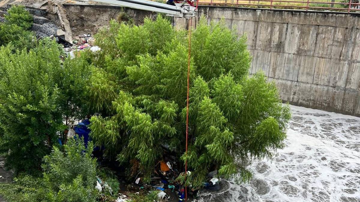 Lluvias causan encharcamientos, cierres viales y el rescate de dos personas, en Nuevo León