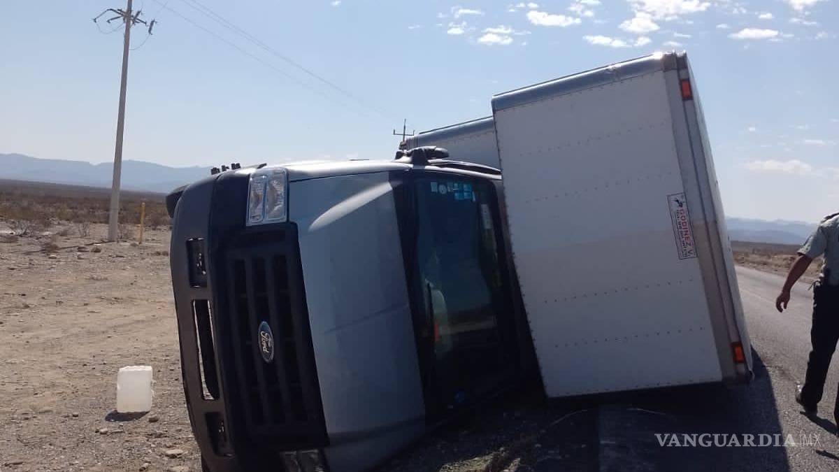 Vuelca camión con equipo de refrigeración en la Torreón