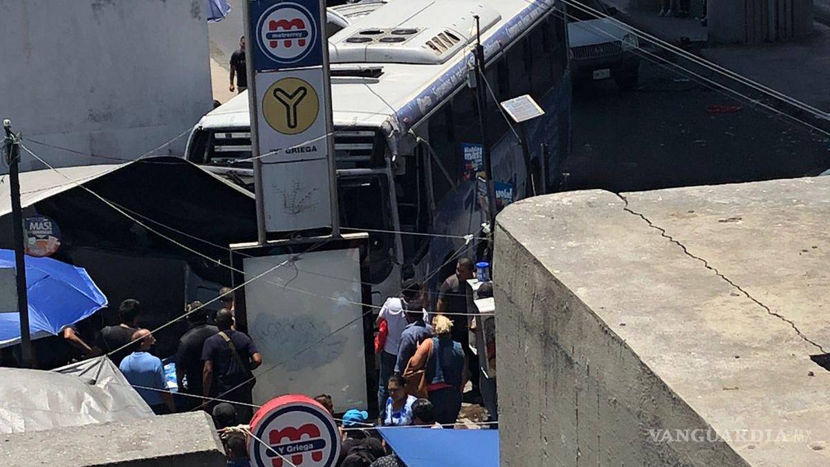 Monterrey: camión se impacta contra muro del Metro; hay un muerto y cinco heridos