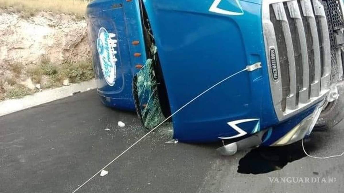 Tráiler vuelca y esparce kilos de mango, en Saltillo