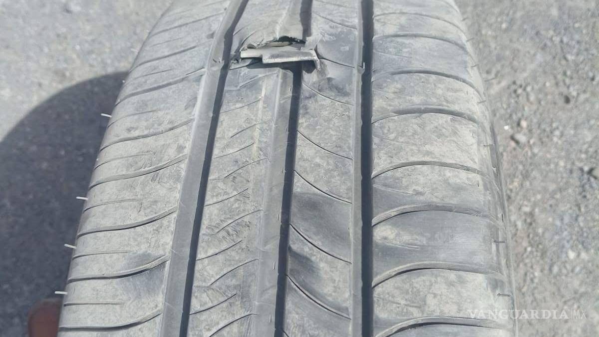 Caos en la Monterrey-Saltillo: más de 30 vehículos afectados por derrame de pedacería metálica