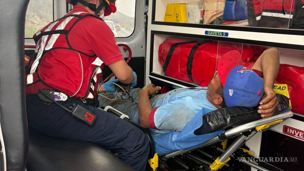 Vuelca tractocamión de Grúas San José en la carretera Saltillo–Monclova