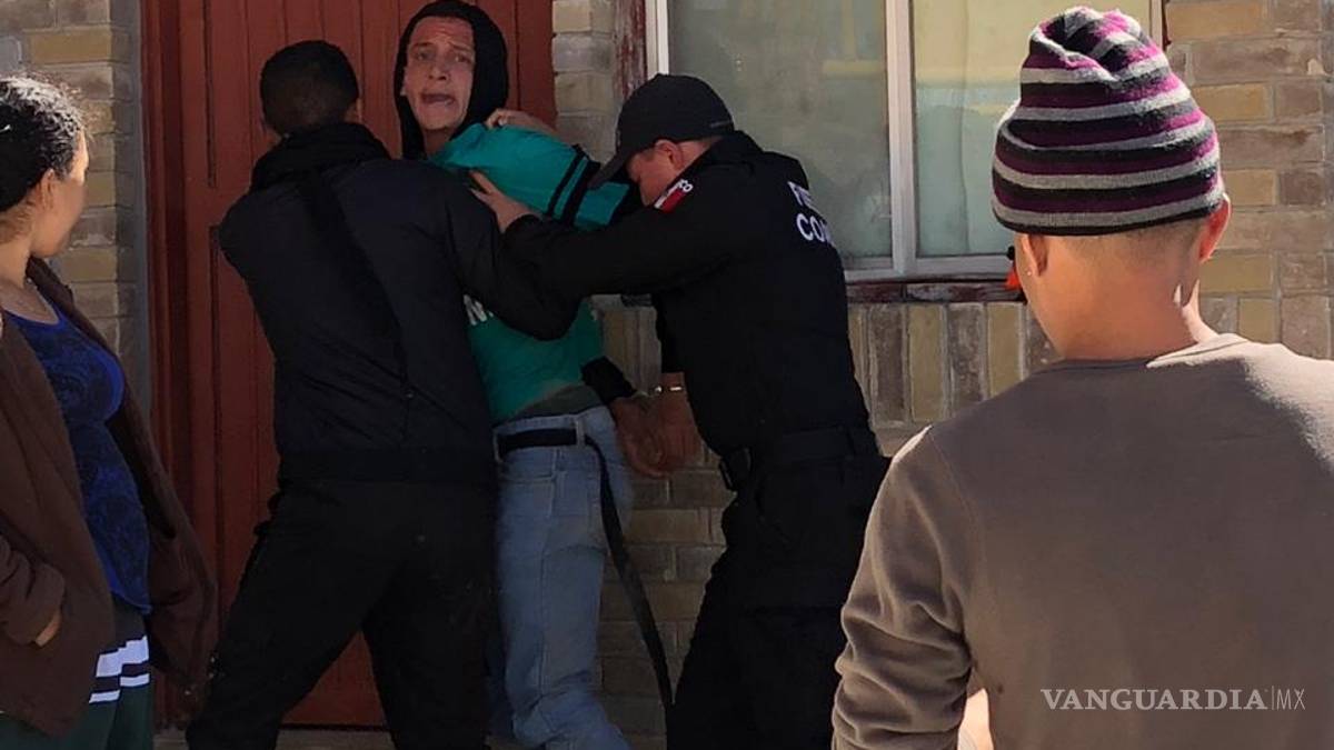 Caos en frontera de Coahuila desalojan a miembros de Derechos Humanos temporalmente de albergue migrante; rompen cerco