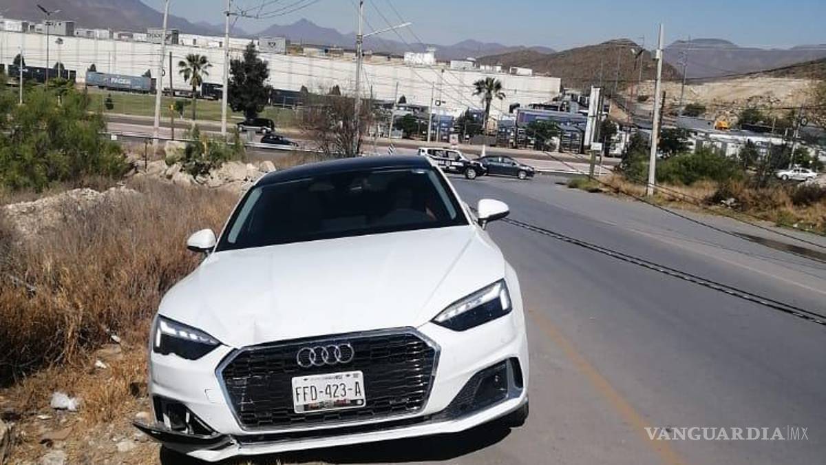 Choca conductora con tres postes de CFE en Saltillo; colonias se quedan sin luz