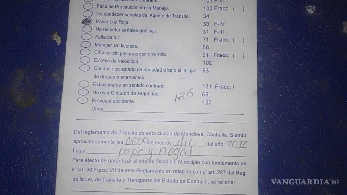 Intentan policías extorsionar a paisano en Monclova; ciudadano lo impide