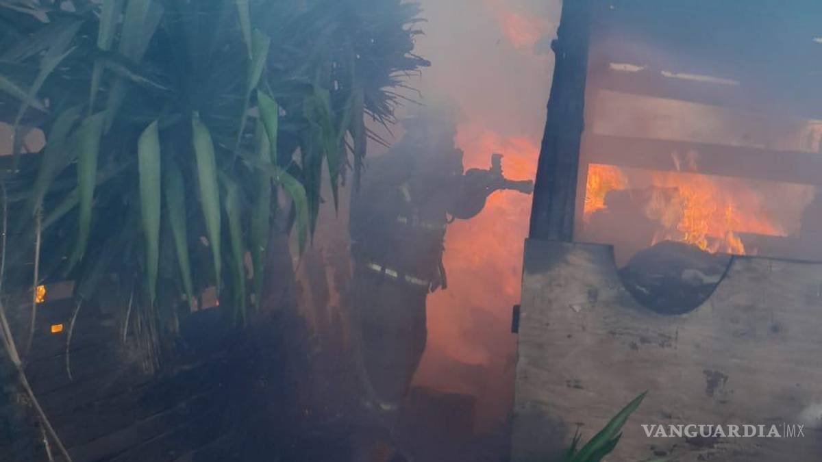 Quema de basura se sale de control y consume tejabanes en Ramos Arizpe