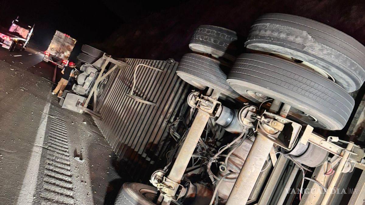 Conductor de tráiler sufre volcadura en Arteaga