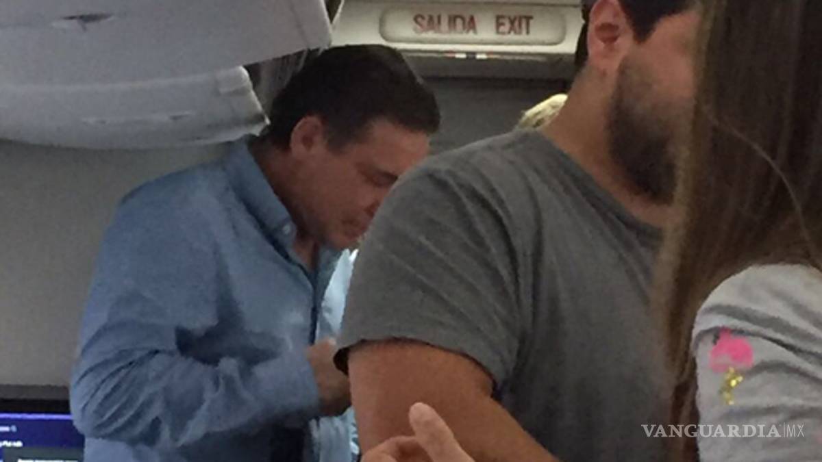 Eugenio Hernández es captado abordando un avión en Monterrey