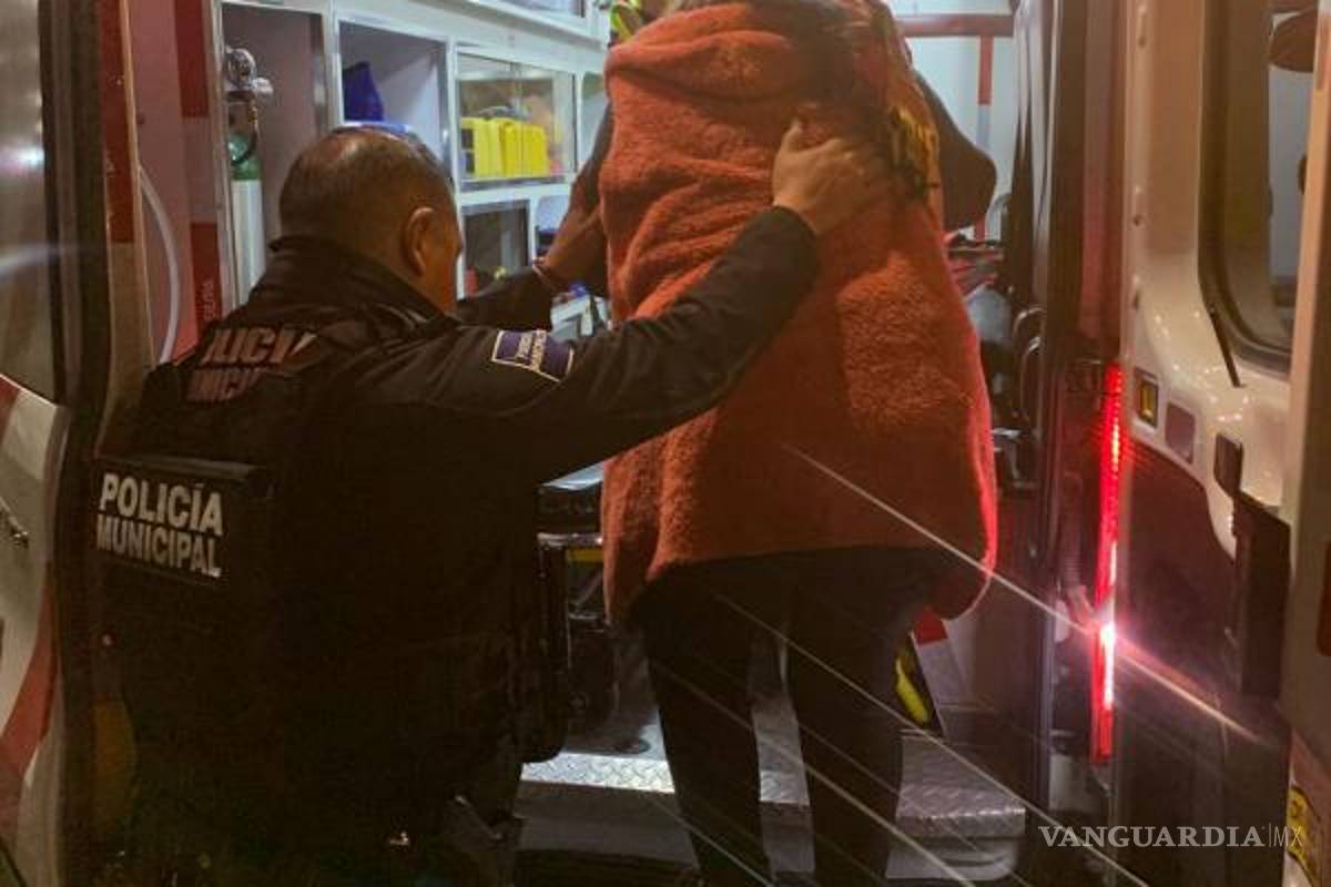 $!Personal médico trasladó a la mujer a la clínica 88 del IMSS para una revisión más completa.