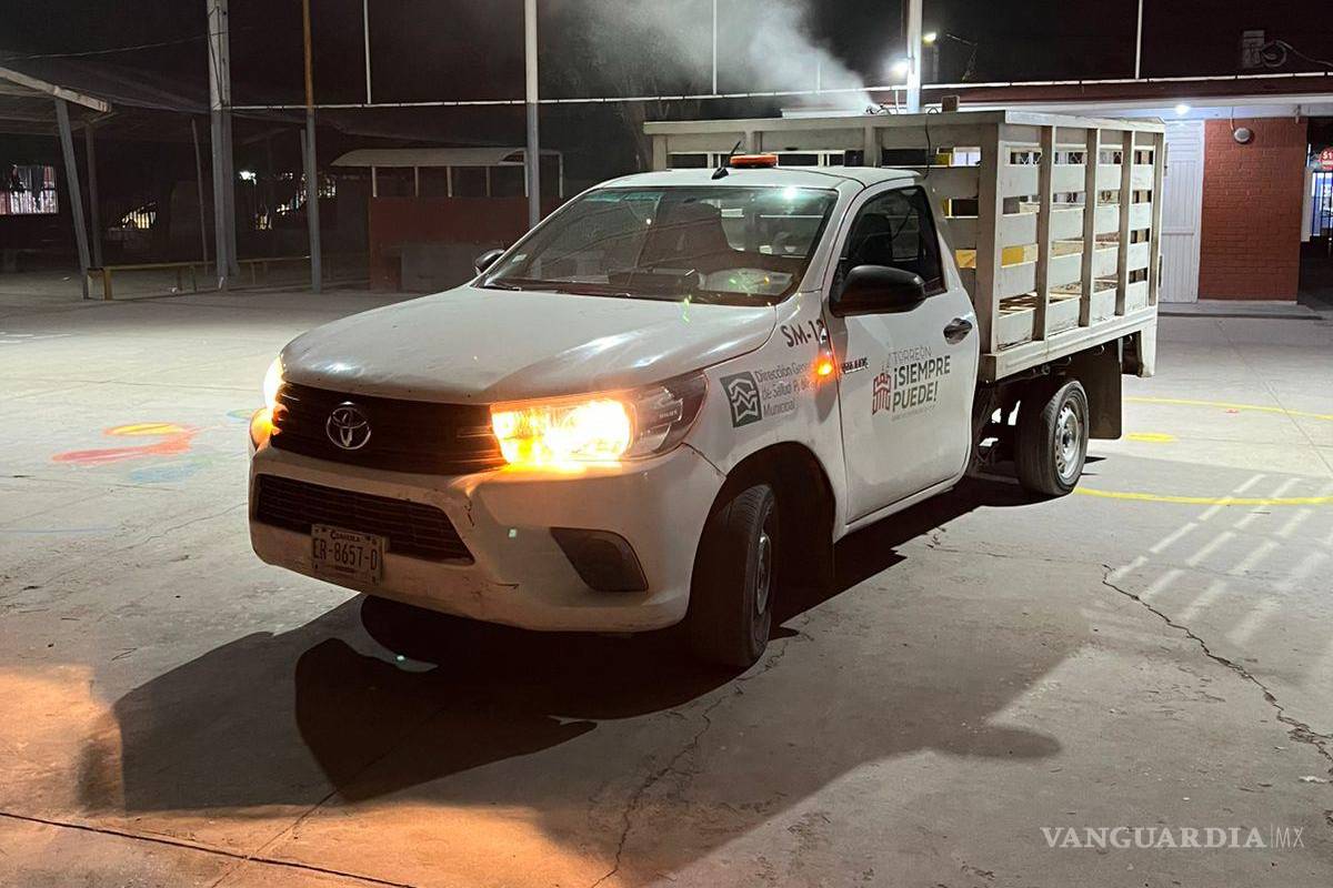 $!Personal de vectores realiza labores de nebulización en colonias de Torreón para combatir al mosquito Aedes aegypti.