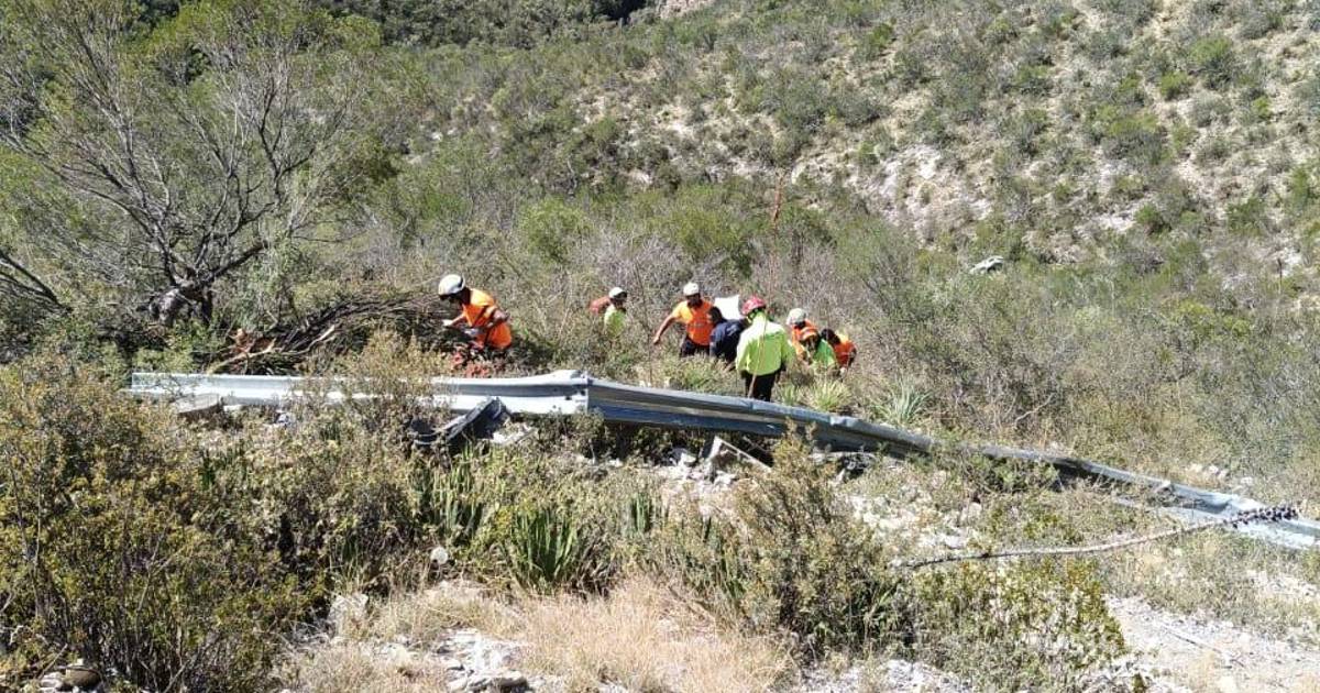 NL: Se desbarranca auto en la Sierra de Iturbide con saldo de un muerto y una lesionada