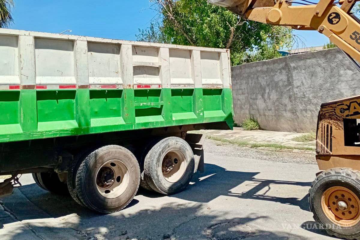 $!Brigadistas municipales llevaron a cabo labores de descacharrización para prevenir focos de infección en colonias.