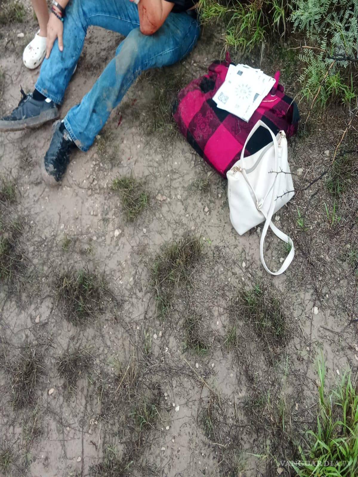 $!Paramédicos de la Cruz Roja atendieron a los tres ocupantes que resultaron lesionados en el accidente.