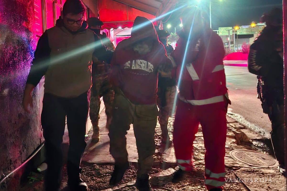 $!Elementos municipales entregan cobijas y bebidas calientes durante las noches frías.