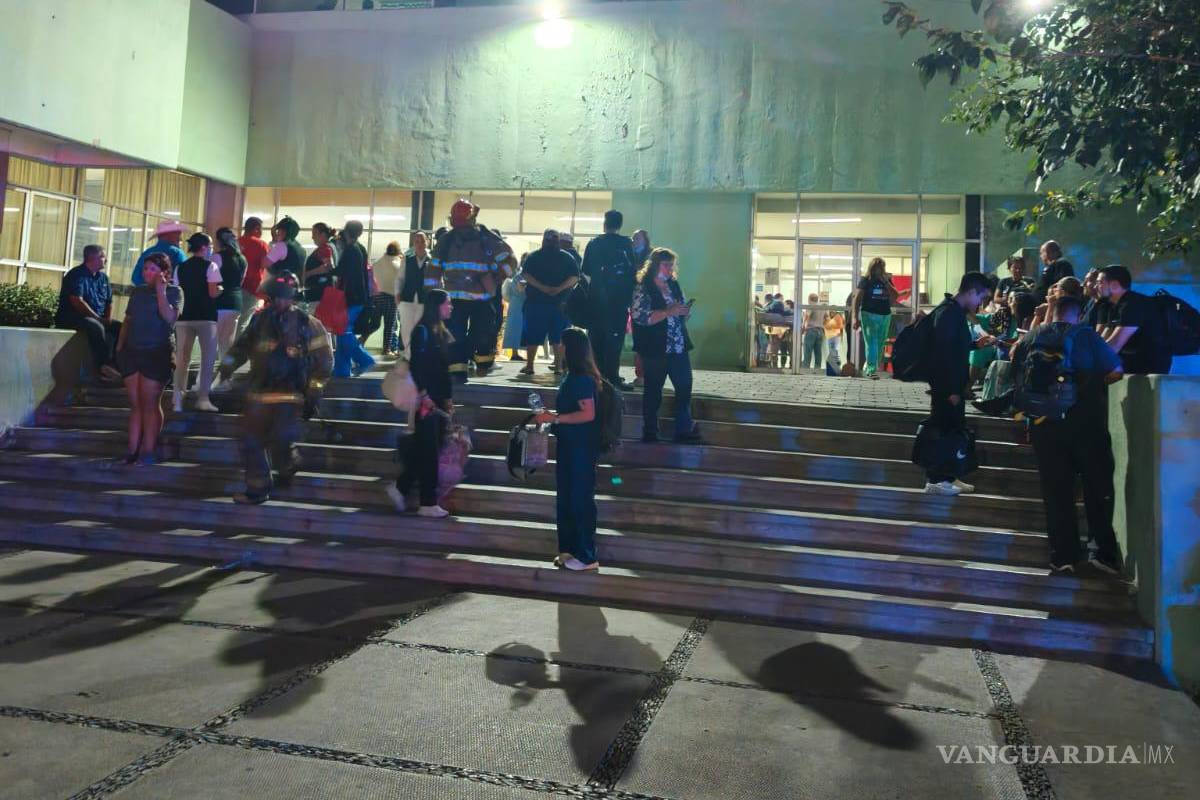 $!Personal médico y pacientes evacuaron la clínica 7 del IMSS en Monclova tras el incendio provocado por un cortocircuito.