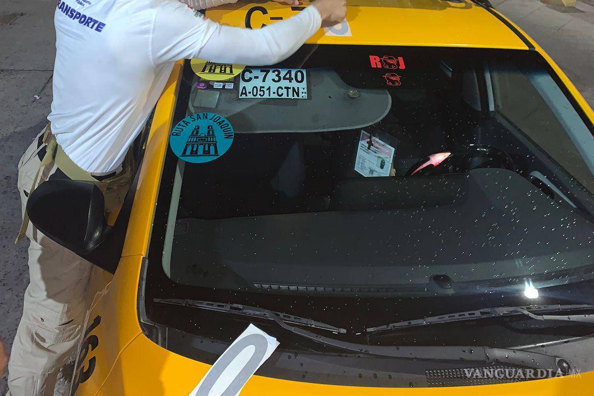 $!Operadores con chaleco reflejante atienden a usuarios en áreas delimitadas del Centro.