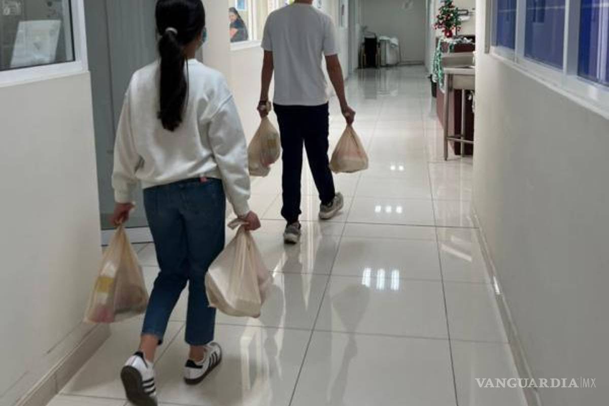 $!Voluntarios de Operación Pollo recorrieron hospitales, colonias y zonas marginadas para entregar cenas la noche del 24 de diciembre.
