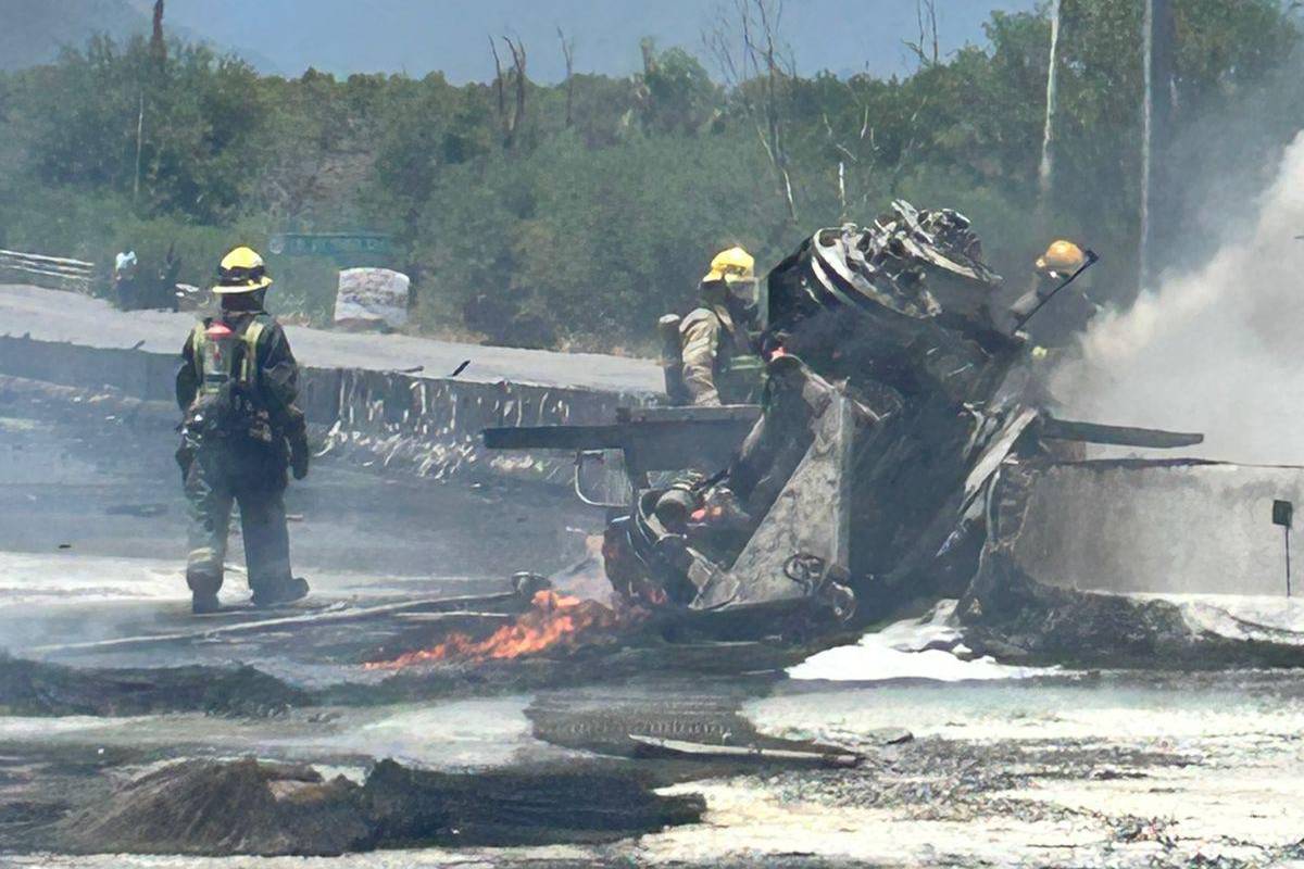 Incendio de pipa provoca cierre de la carretera Nacional en los límites de Nuevo León y Tamaulipas