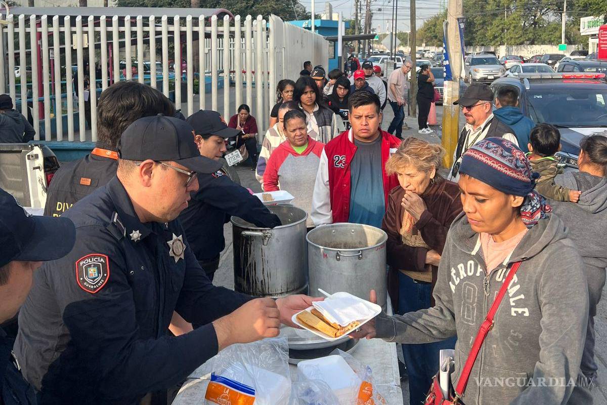 Policías llevan comida a familiares de pacientes del Hospital Materno Infantil, en NL