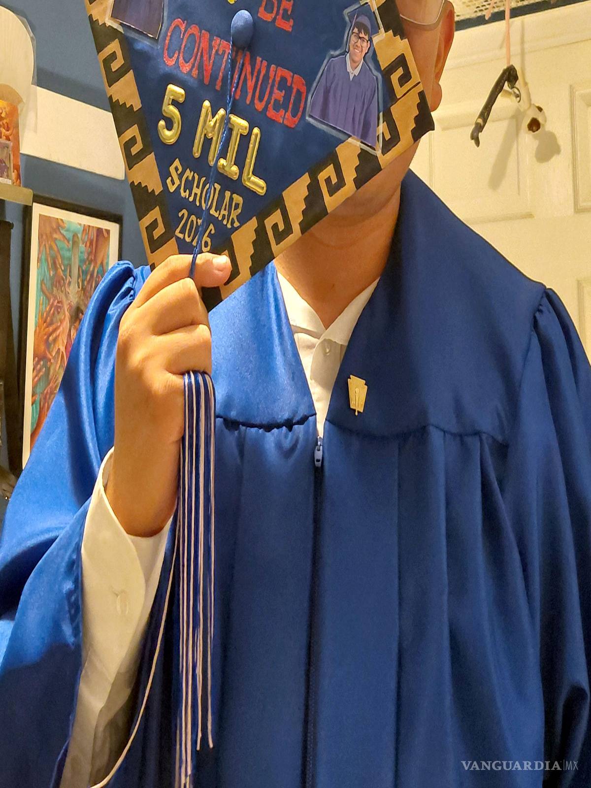 $!Joseph Parra Miguel muestra su birrete de graduación, que indica su logro de 5 millones de dólares en becas, en Phoenix.