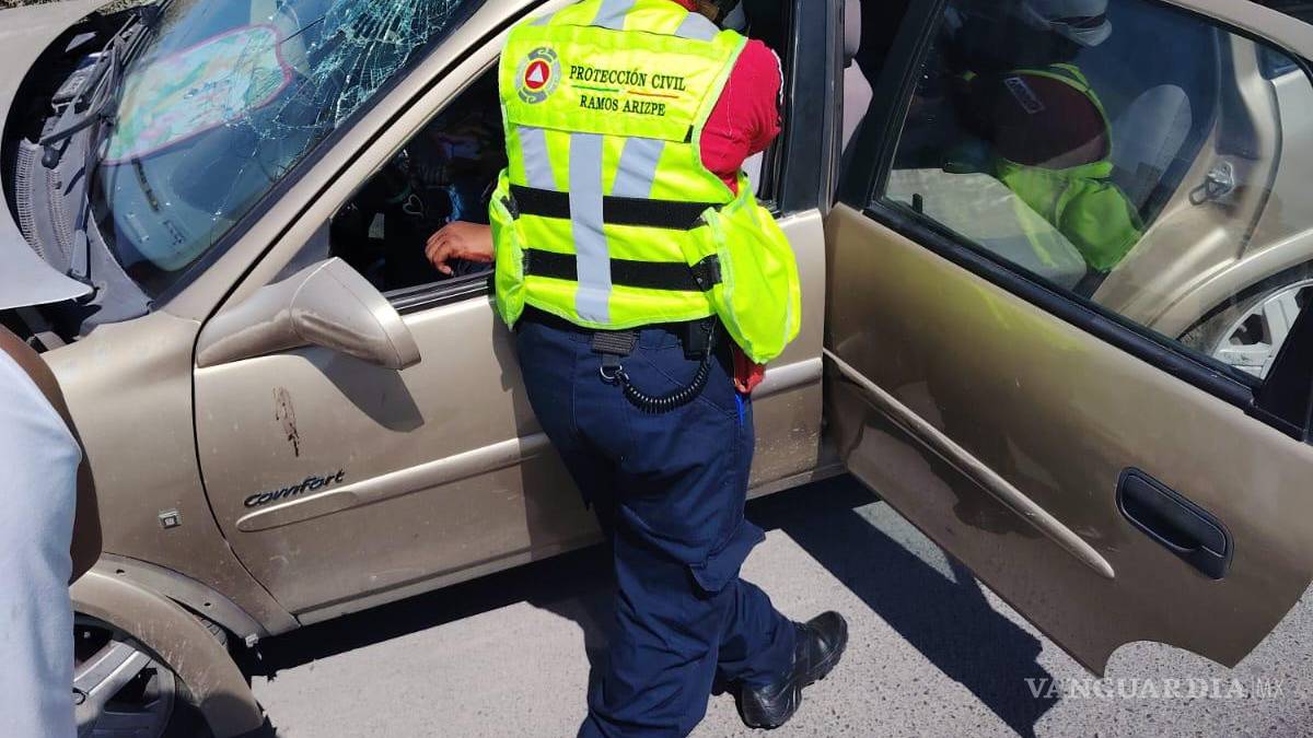 Joven se impacta contra poste, en Ramos Arizpe