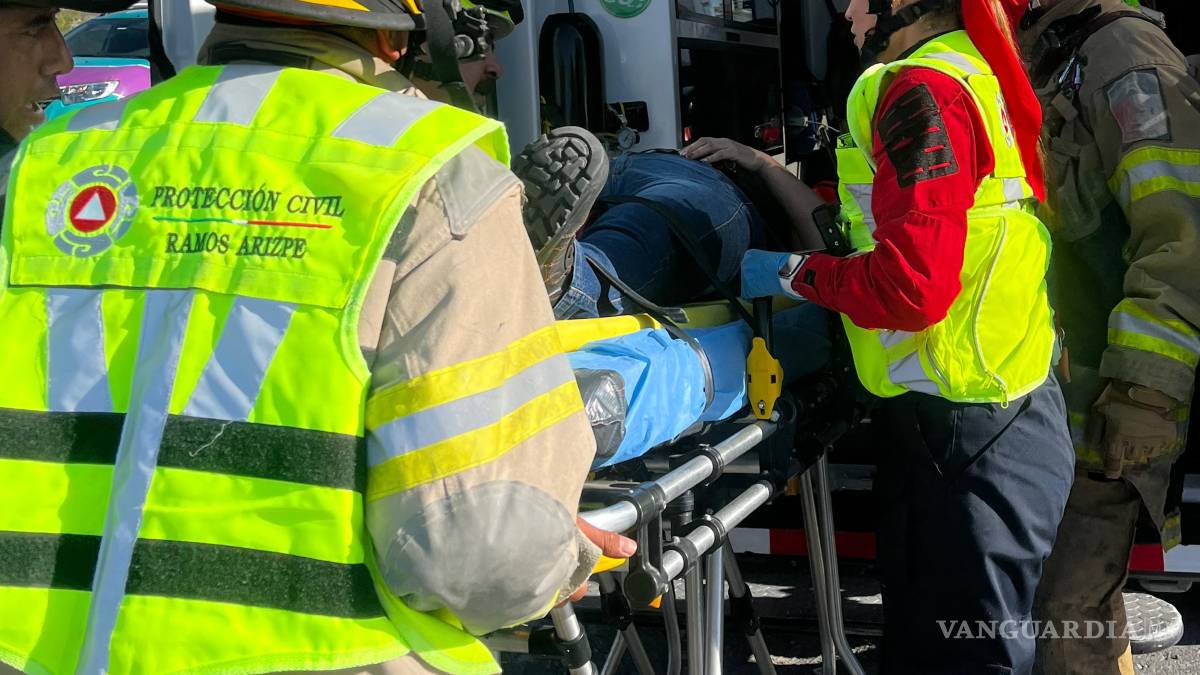 Mujer resulta herida tras volcar en el libramiento, en Ramos Arizpe