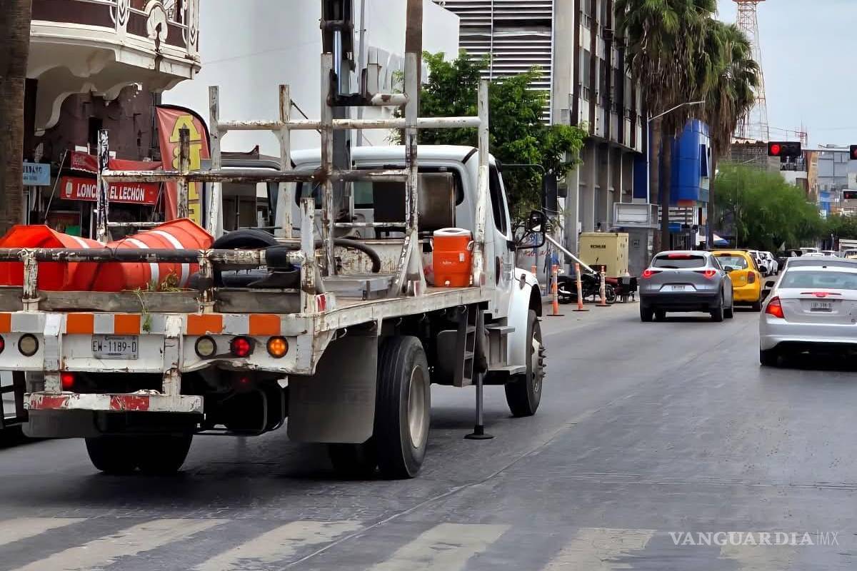Dan mantenimiento preventivo a semáforos en el Centro de Torreón