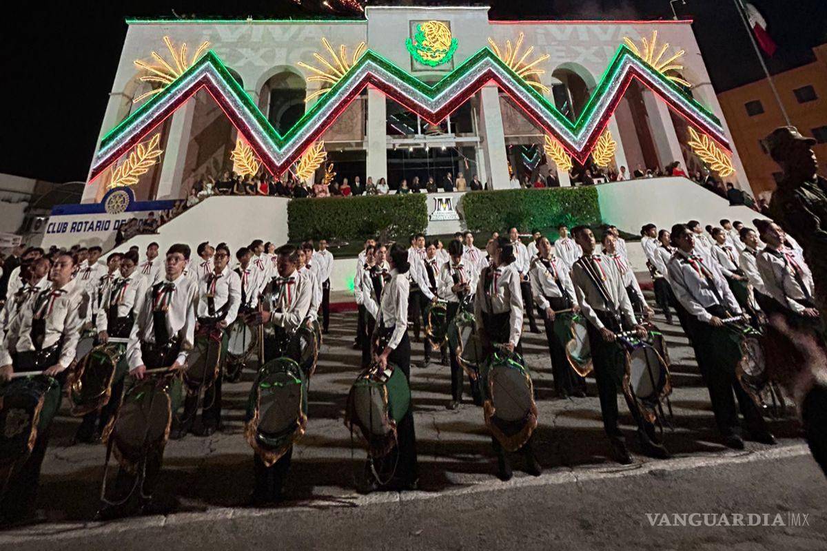 $!La Banda de Guerra Monumental, con más de 150 jóvenes, cautivó al público con su disciplina y energía patriótica.