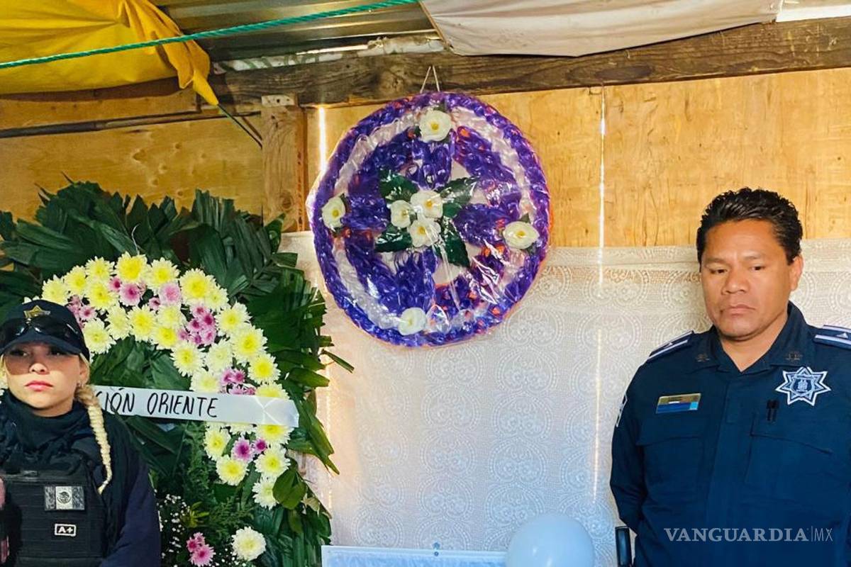 $!Elementos de la Policía Municipal acudieron al domicilio para entregar flores y pan, además de brindar apoyo a la familia durante el velorio de la menor.
