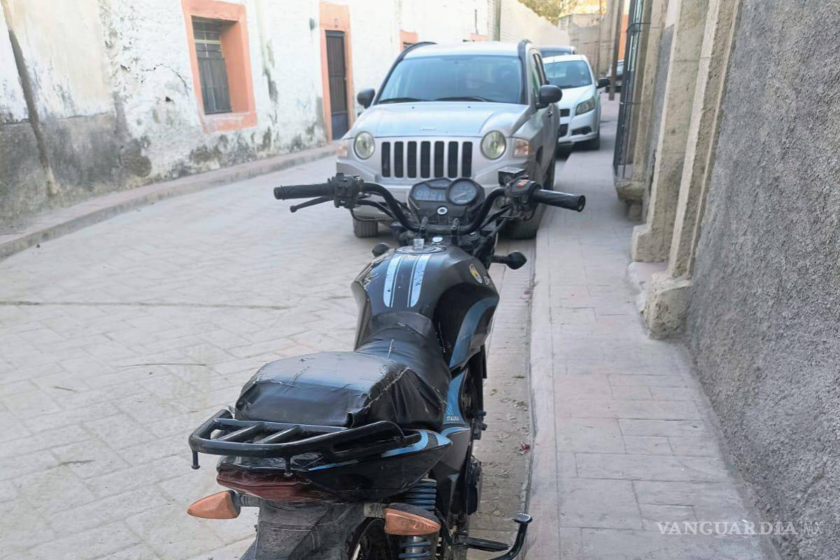 $!Presuntos responsables utilizaron una motocicleta para desplazarse por el sector tras cometer el robo en el centro de Parras.