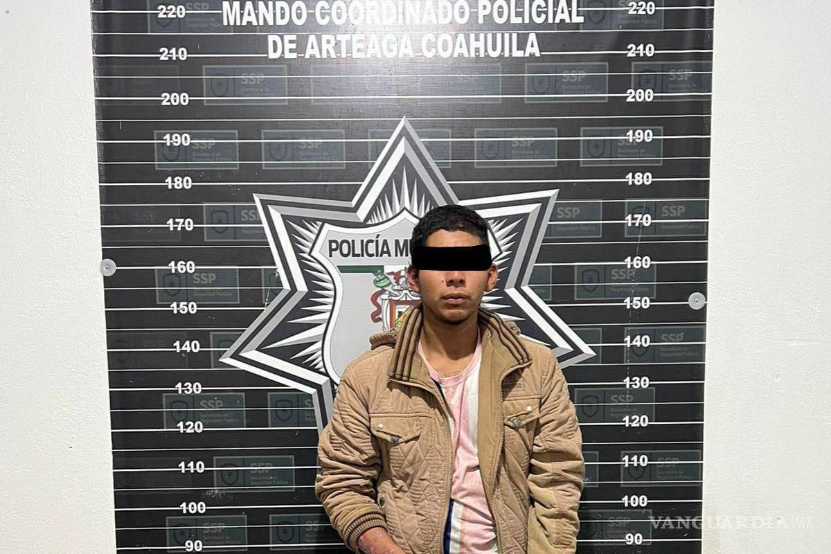 $!El hombre fue detenido mientras conducía una camioneta pickup con objetos sin acreditar.