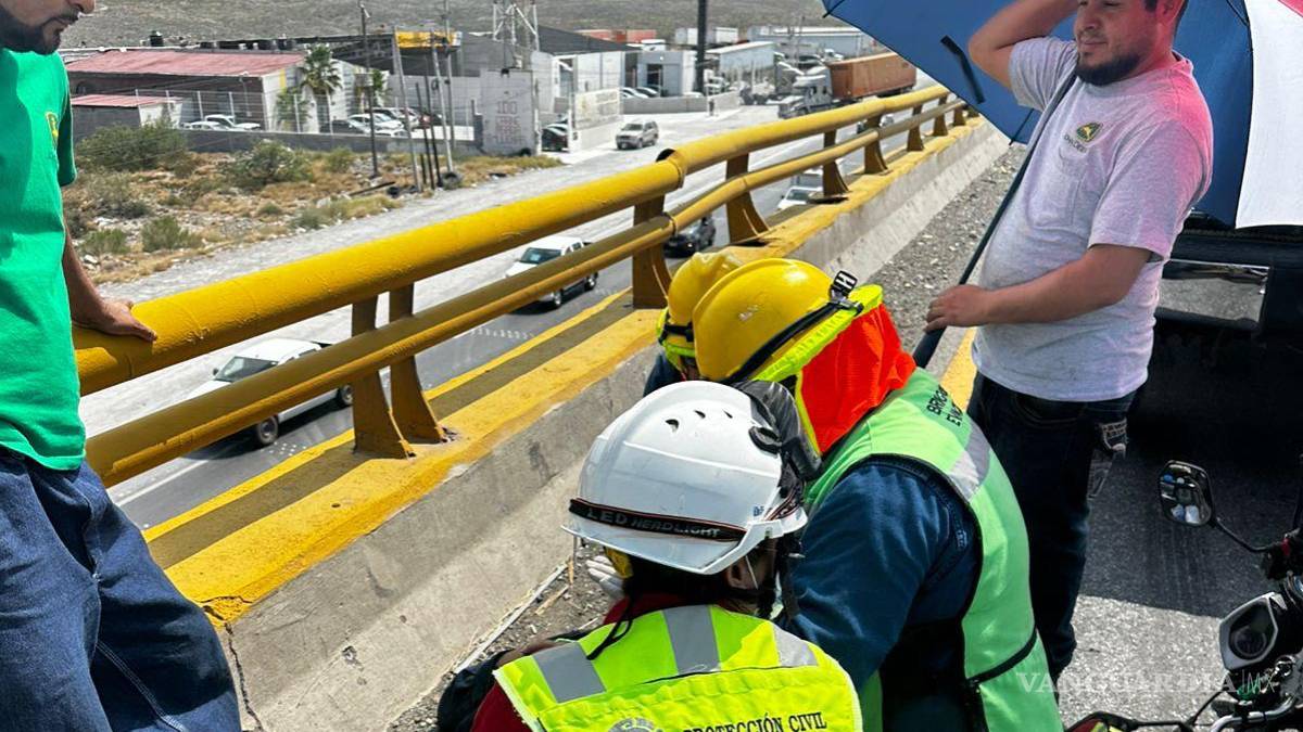 Motociclista se impacta contra camioneta y termina herido, en Ramos Arizpe