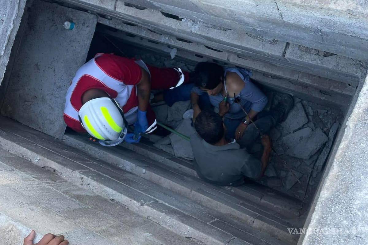 $!En esta tumba cayó la mujer a causa de la fragilidad que presenta su cubierta.
