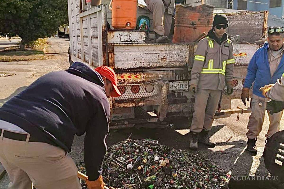 $!Lanzar tapas a la vía pública se convierte en todo un problema.