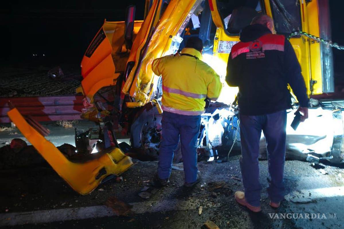 $!Peritos inician investigaciones para deslindar responsabilidades en el choque que dejó un joven conductor gravemente herido.