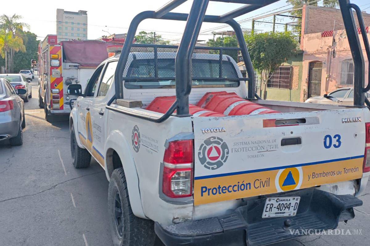 $!Elementos de Protección Civil y Bomberos auxiliaron a un hombre que quedó atrapado en un elevador en el Centro de Torreón.