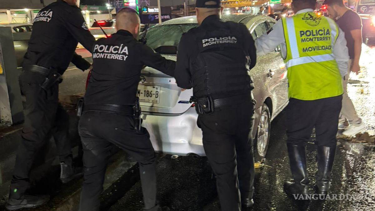 Monterrey reporta rescate de 10 conductores ante fuertes lluvias del jueves