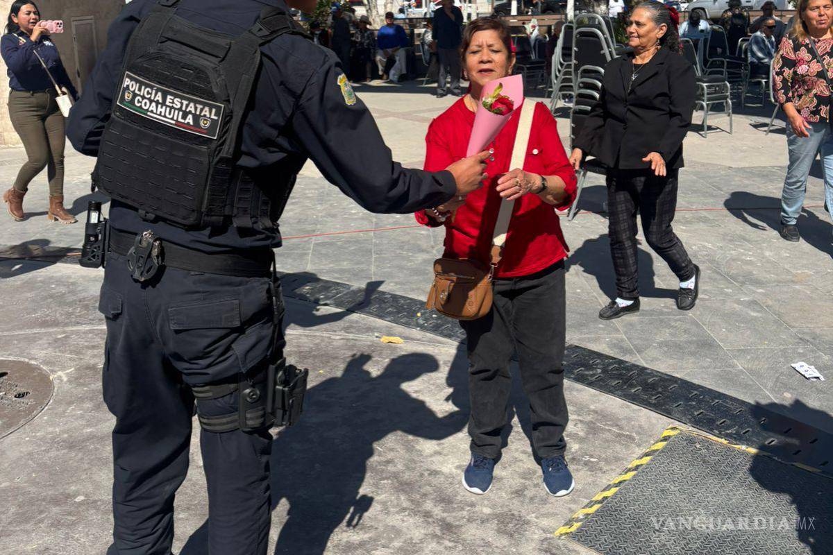 $!El detalle fue bien recibido por mujeres de distintas edades en la plaza principal.