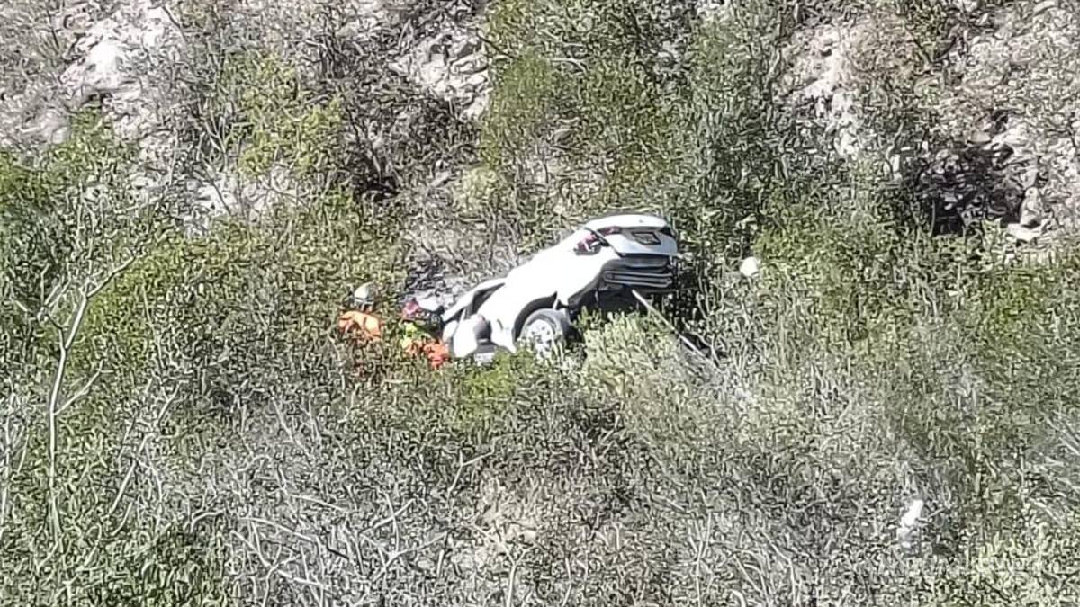 NL: Se desbarranca auto en la Sierra de Iturbide con saldo de un muerto y una lesionada