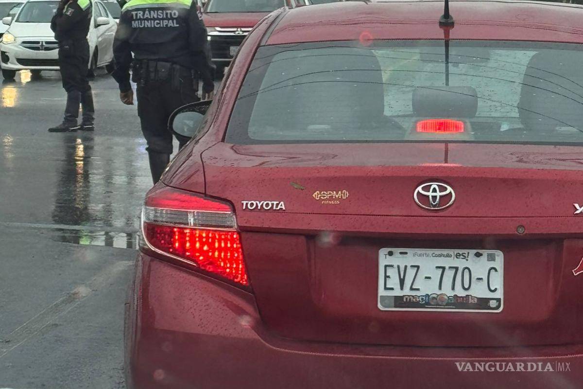 $!Las lluvias provocaron encharcamientos y acumulación de agua en avenidas principales de Saltillo, dificultando el tránsito vehicular.