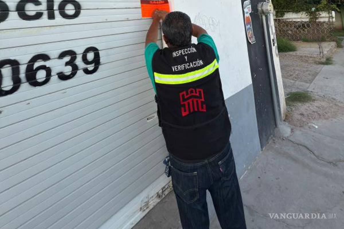 $!Inspectores municipales colocaron sellos de clausura en un expendio de Villas del Bosque por operar fuera de la ley.