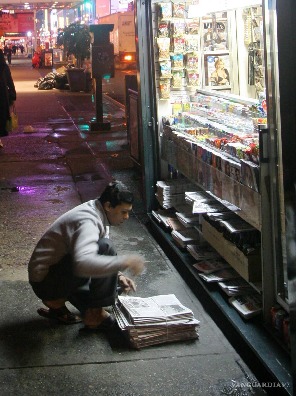 $!Un vendedor de quiosco empaqueta periódicos sin vender en su puesto en Times Square, Nueva York, el 18 de octubre de 2005.