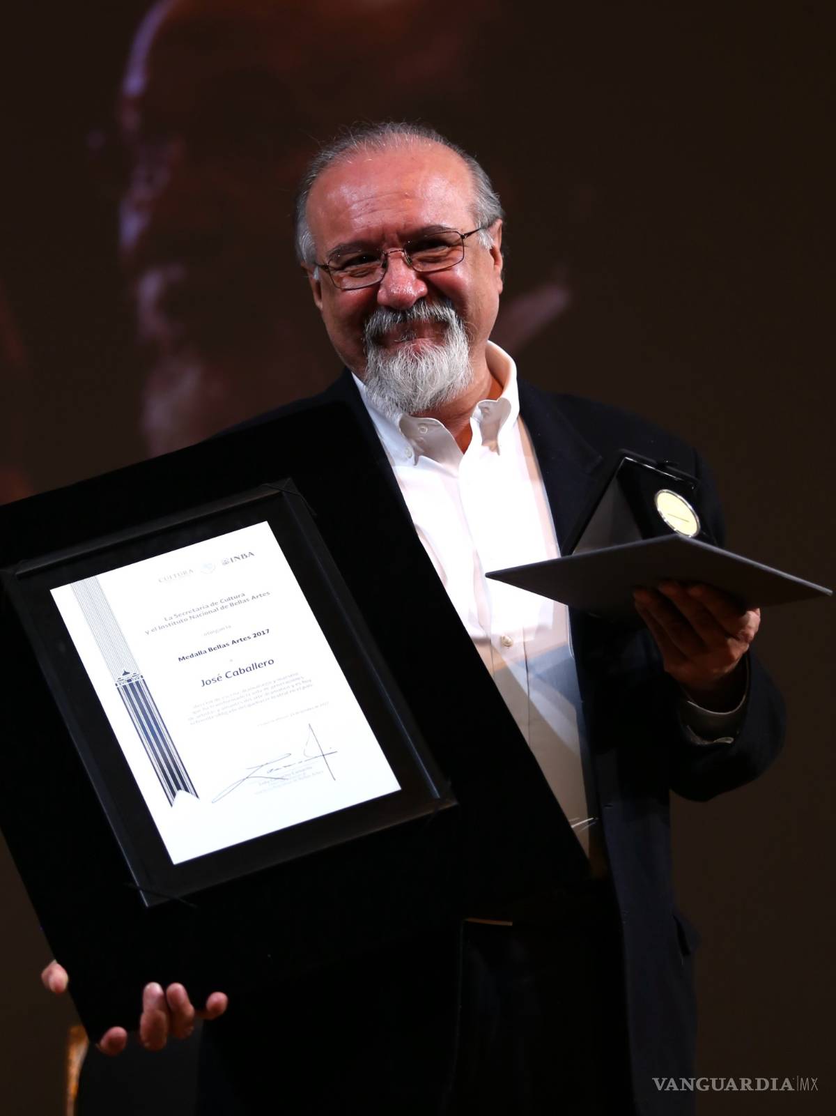 $!Dan la Medalla Bellas Artes al dramaturgo José Caballero