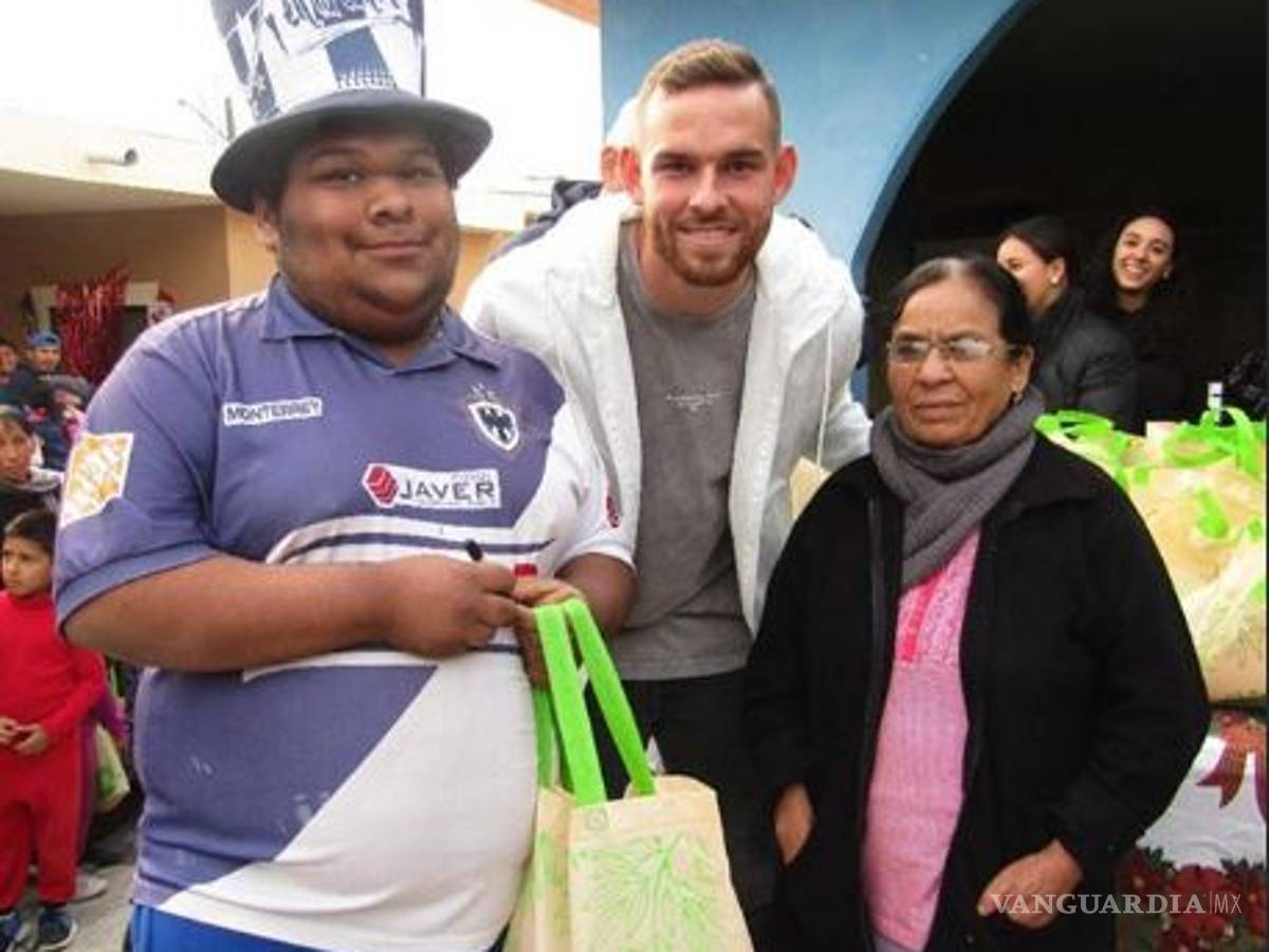 $!Vincent Janssen aprovecha tiempo libre para entregar despensas en Monterrey