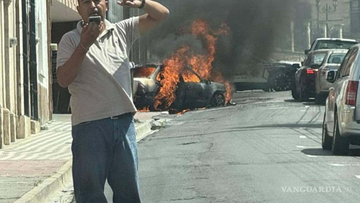 Conductor escapa de auto en llamas en pleno centro de Saltillo
