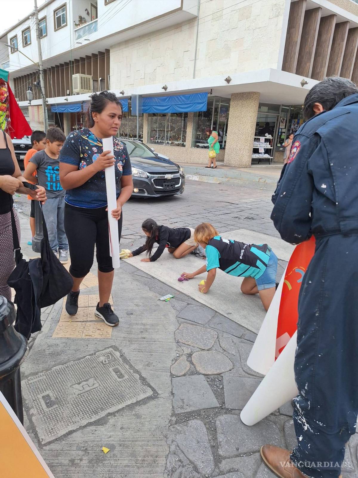$!Activistas de Saltillo conmemoraron el Día del Peatón con una intervención urbana que subraya la urgencia de un urbanismo que priorice la seguridad vial.
